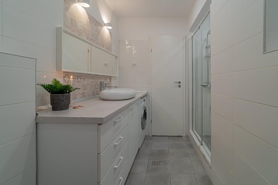 Bathroom, Kitchen or kitchenette, washing machine