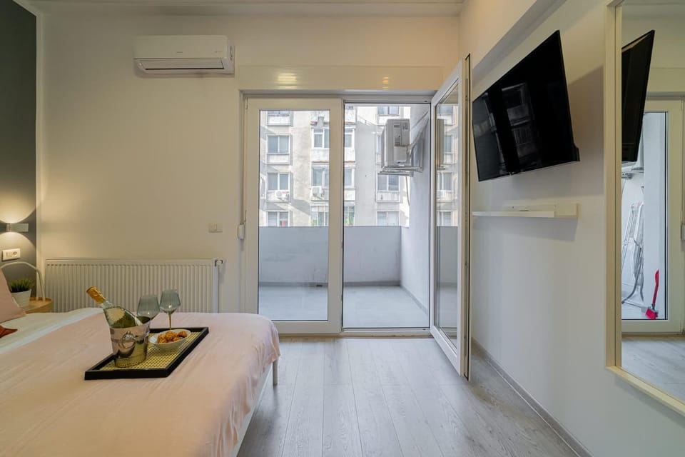 Bed, TV and multimedia, Bedroom, towels, air conditioner