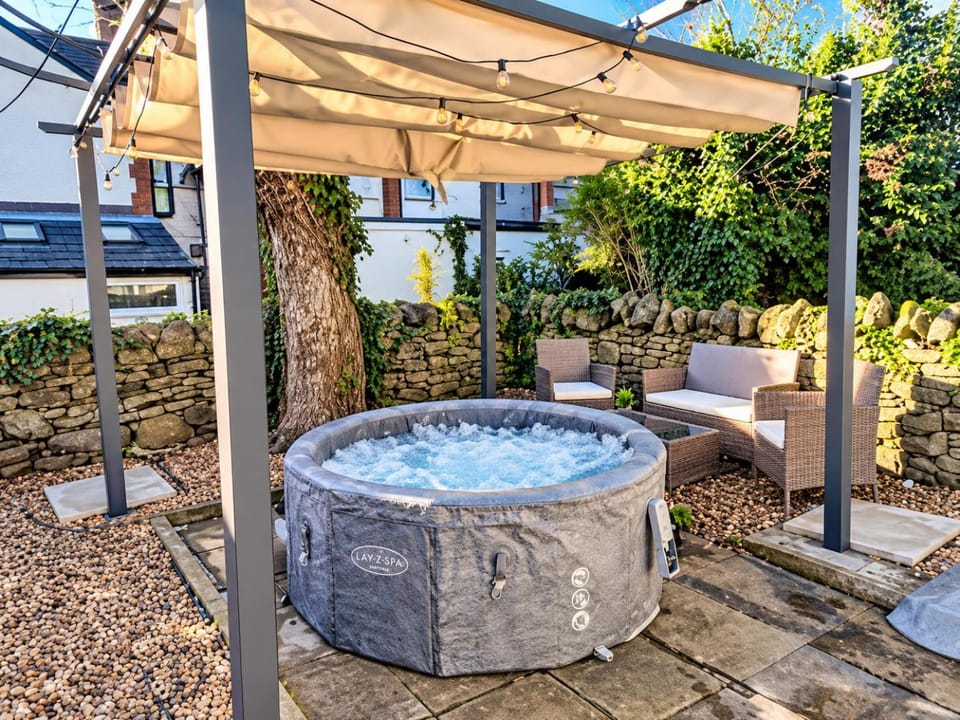 Garden, Hot Tub, Seating area, Garden view