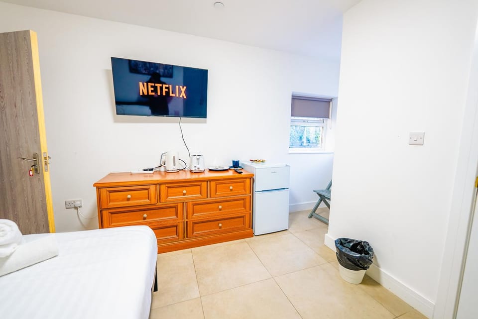 Communal lounge/ TV room, Bed, TV and multimedia, Bedroom