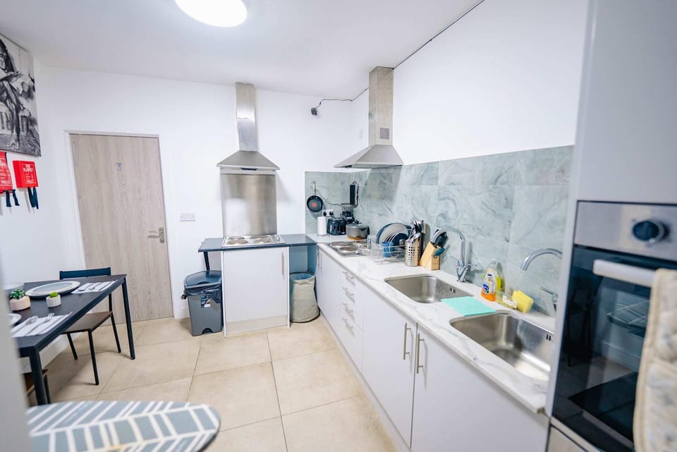 Coffee/tea facilities, Kitchen or kitchenette, Kitchen or kitchenette, Dining area, oven, stove, toaster