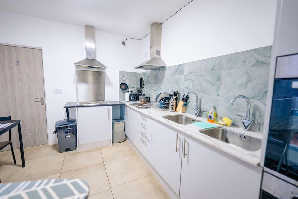 Coffee/tea facilities, Kitchen or kitchenette, Kitchen or kitchenette, Communal kitchen, dishwasher, oven, stove, toaster