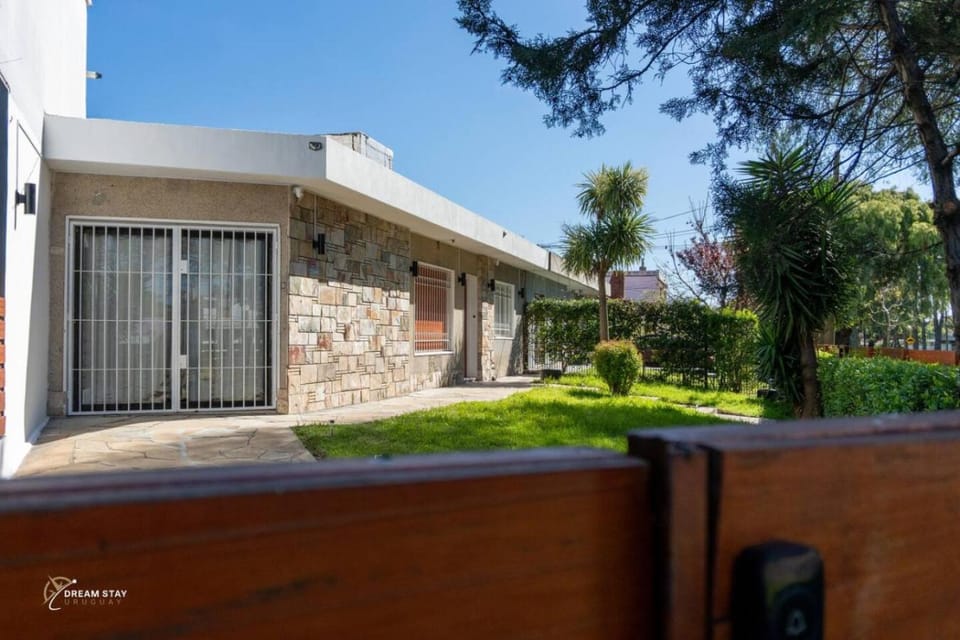 Casa con Jardin y Parrillero - Mesa de pool y Ping Pong - Fogón exterior House in Montevideo Department, Uruguay