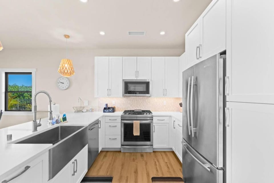 Kitchen or kitchenette, oven, toaster