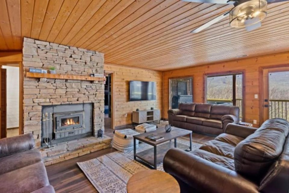 The Smoky Bear View Hot Tub Pool MORE House in Pittman Center