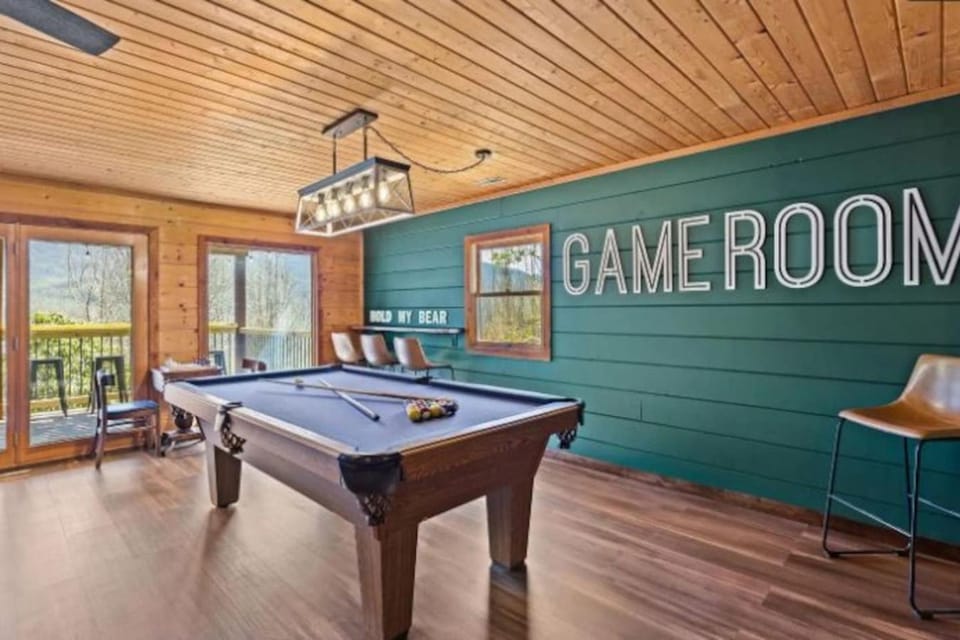 The Smoky Bear View Hot Tub Pool MORE House in Pittman Center