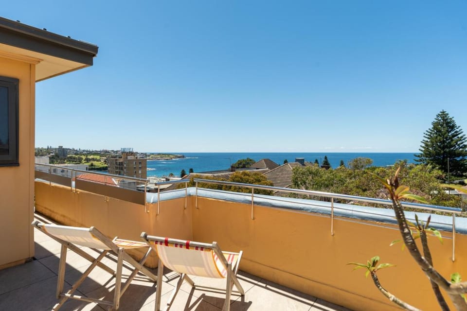 Oceanview Art Deco Retreat Next to Coogee Beach Apartment in Sydney