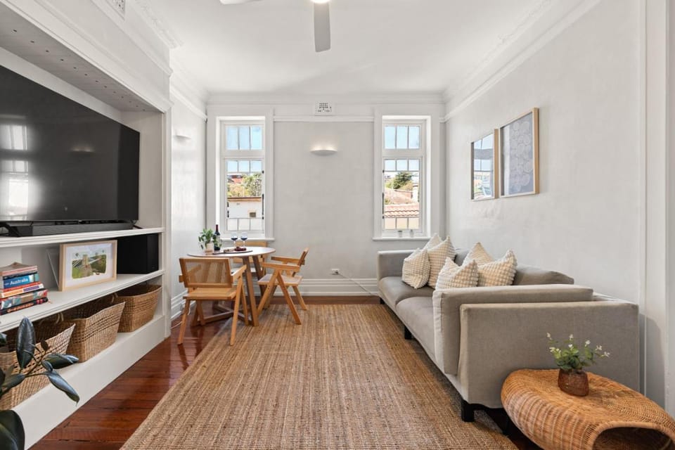 Oceanview Art Deco Retreat Next to Coogee Beach Apartment in Sydney