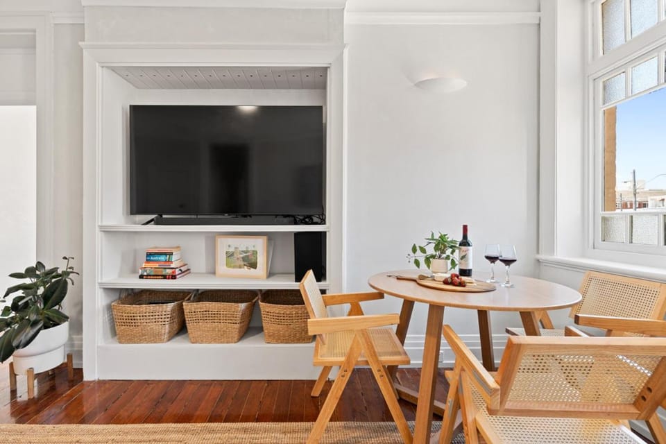 Oceanview Art Deco Retreat Next to Coogee Beach Apartment in Sydney
