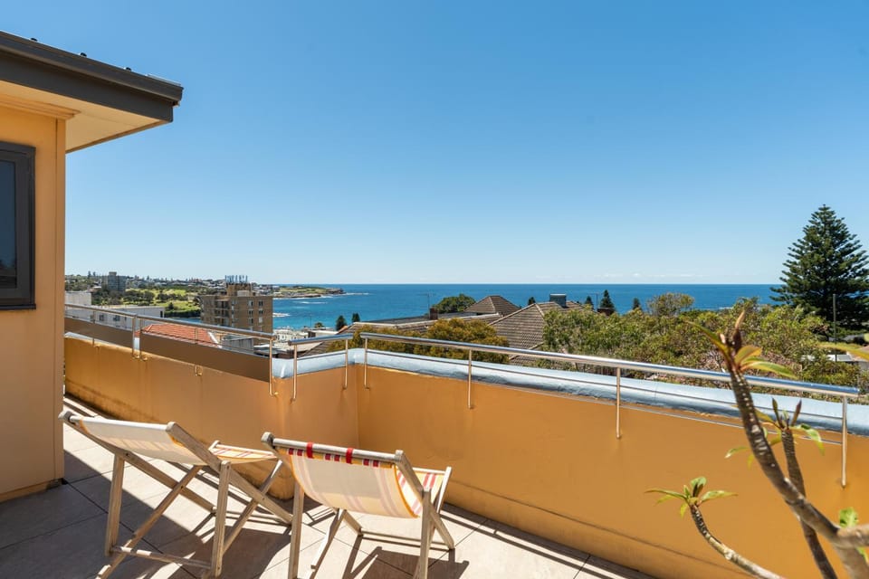 Oceanview Art Deco Retreat Next to Coogee Beach Apartment in Sydney