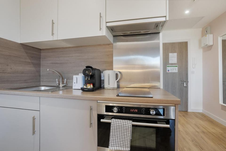 Coffee/tea facilities, Kitchen or kitchenette, oven, stove, toaster