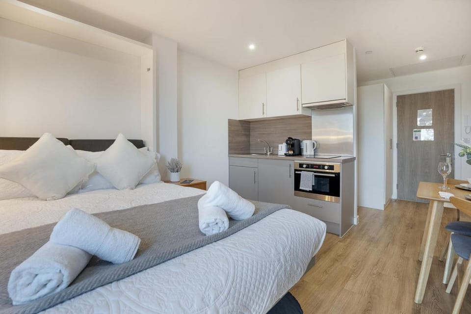 Bed, Coffee/tea facilities, Kitchen or kitchenette, Seating area, Dining area, Bedroom, oven, stove, toaster, towels