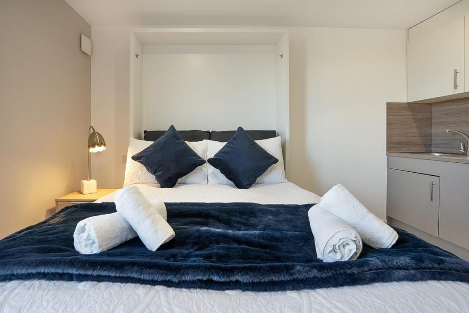 Bed, Bedroom, towels