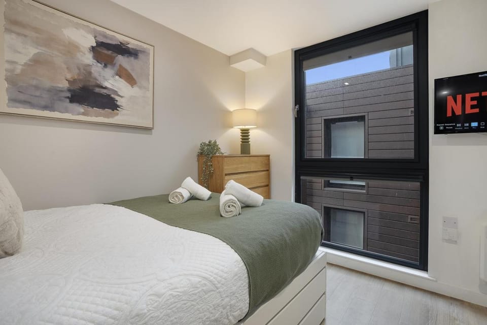 Bed, TV and multimedia, Bedroom, towels