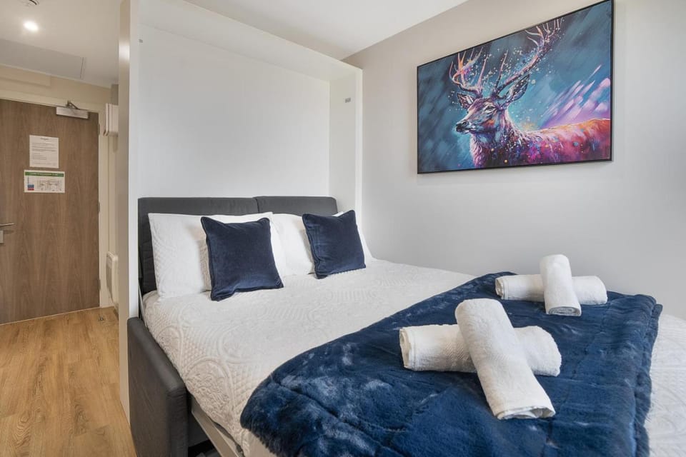 Bed, Bedroom, towels