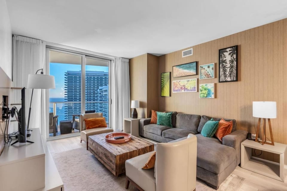 Ocean Luxe Pad for 6 Guests with Poolside Access Apartment in Hollywood Beach