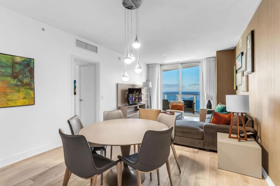 Ocean Luxe Pad for 6 Guests with Poolside Access Apartment in Hollywood Beach