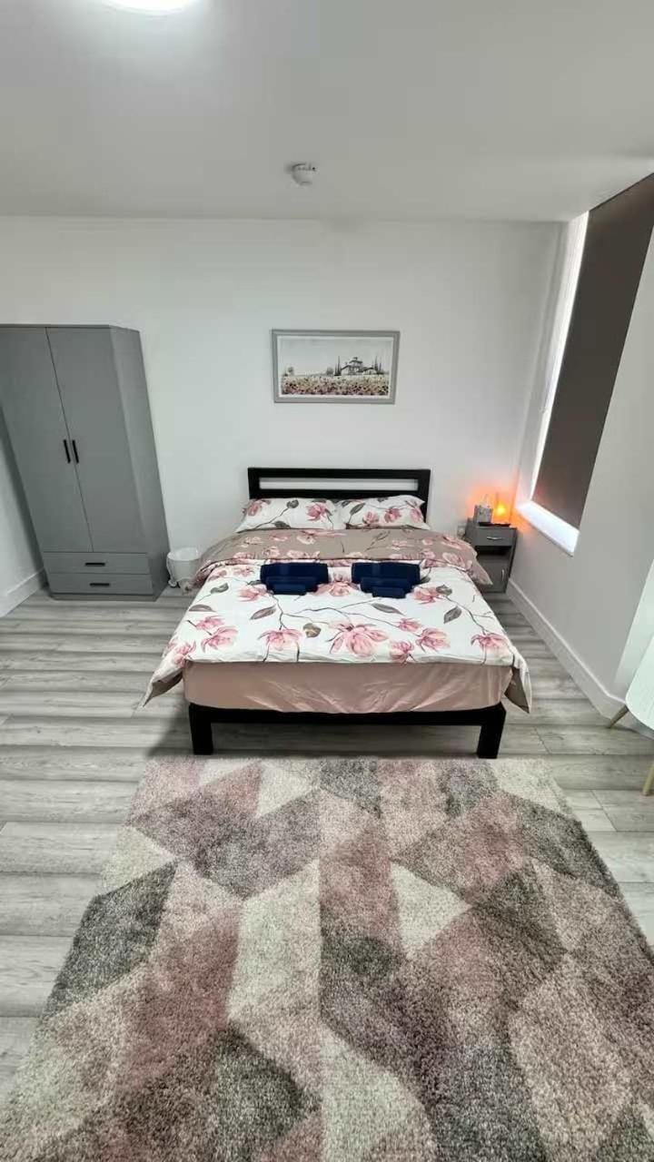 Bed, Living room, Photo of the whole room, Seating area, Bedroom