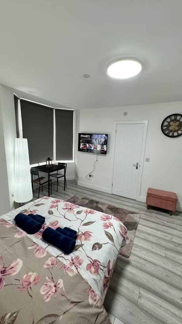 Bed, Living room, Photo of the whole room, Seating area, Bedroom, towels, wardrobe