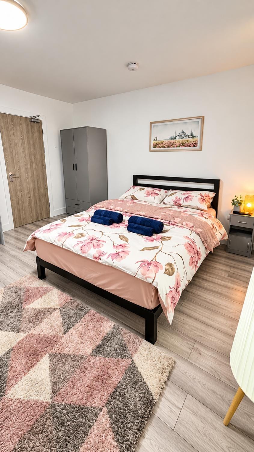 Bed, Seating area, Bedroom