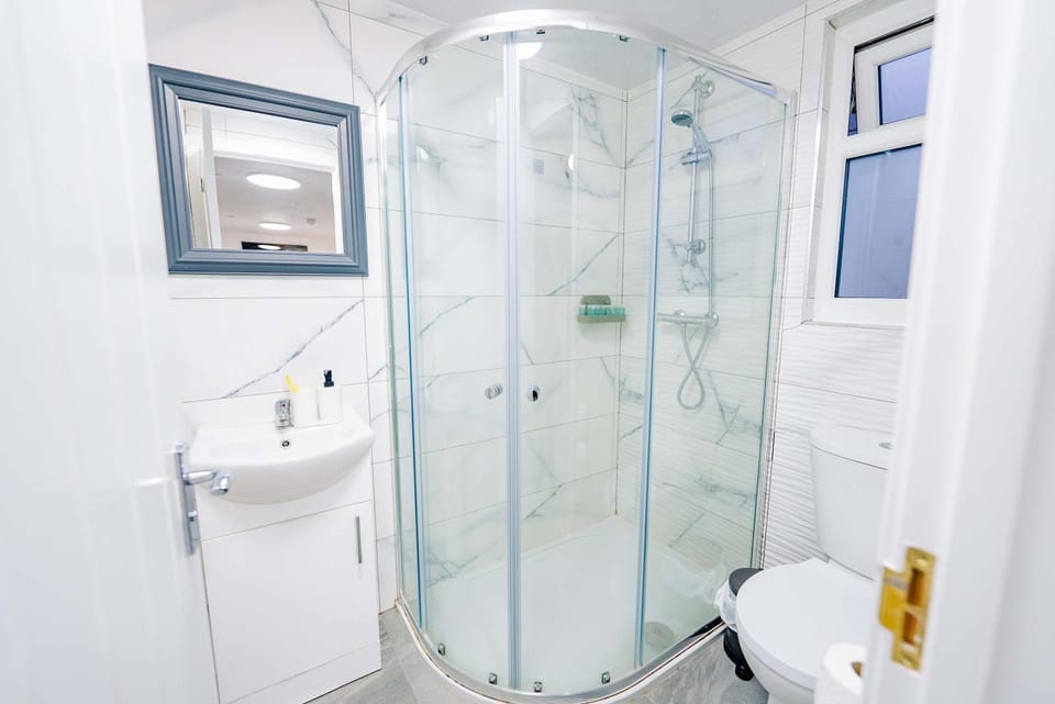 Shower, Toilet, Bathroom, towels