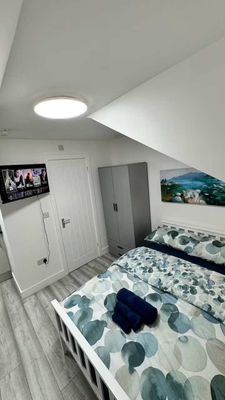 Bed, TV and multimedia, Photo of the whole room, wardrobe