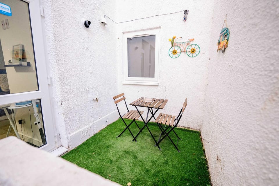 Patio, Living room, Seating area, Dining area