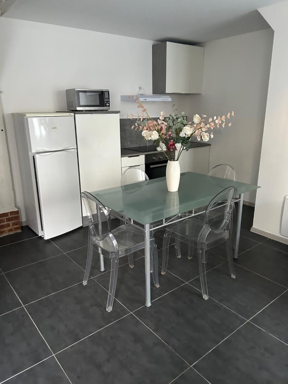 Kitchen or kitchenette, Dining area