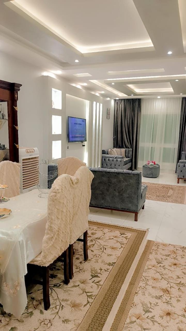 شقه كامله بفيلا فاخره الشيخ زايد بجوار مول مزار ومول اركان وممشى اهل زايد 3غرف وشرفه Apartment in Egypt