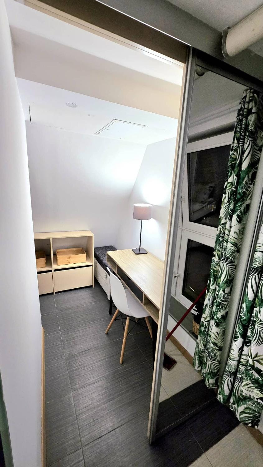 Photo of the whole room, furniture
