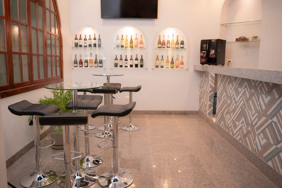 TV and multimedia, Lounge or bar, Food and drinks, Drinks