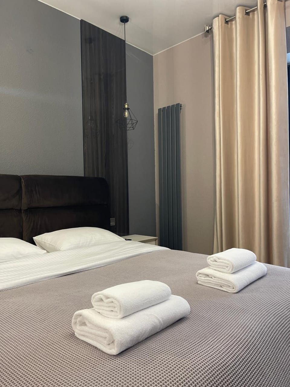 Bed, Photo of the whole room, Bedroom, towels