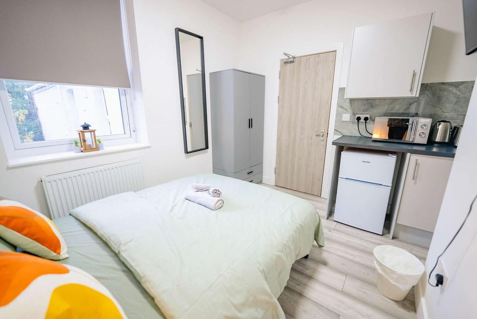 Bed, Coffee/tea facilities, Kitchen or kitchenette, Photo of the whole room, Bedroom, minibar, oven, pet friendly, stove, towels, wardrobe