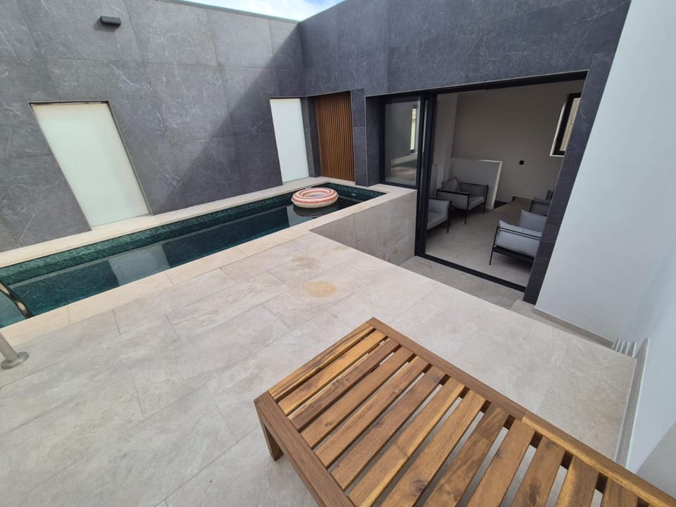 Pool view, Swimming pool, sunbed