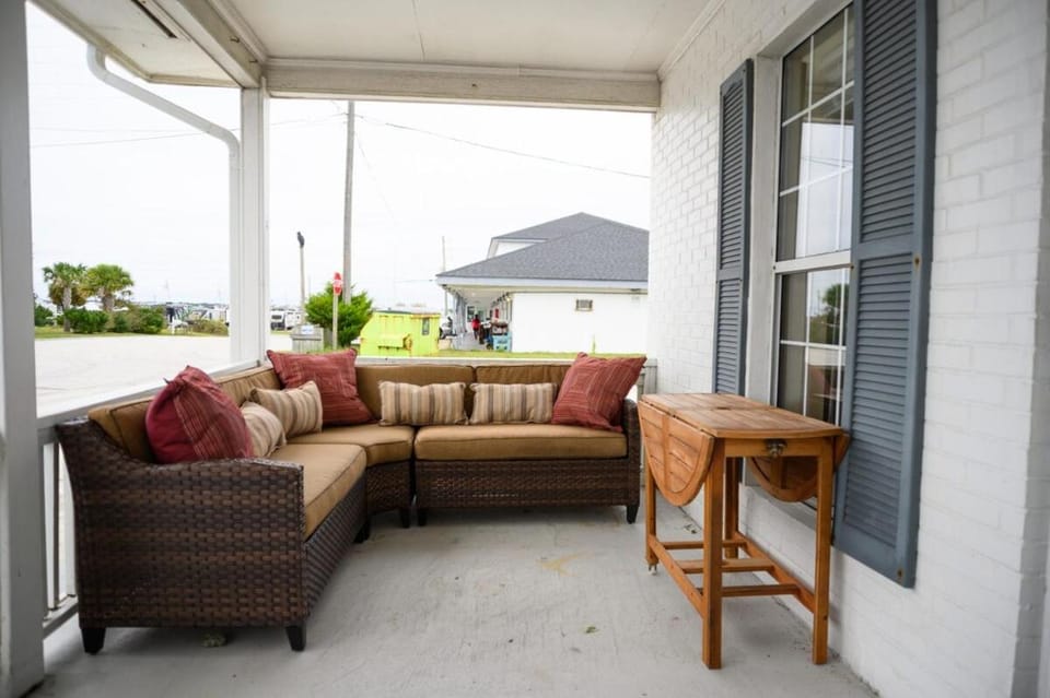 Renovated Retreat King Bed & Beachside Comfort Apartment in Atlantic Beach