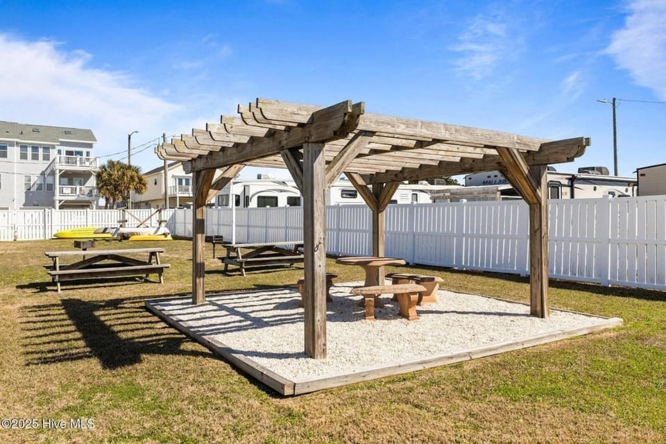 Renovated Retreat King Bed & Beachside Comfort Apartment in Atlantic Beach