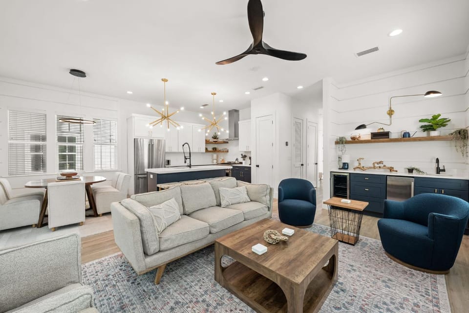 Kitchen or kitchenette, Living room, Seating area, Dining area