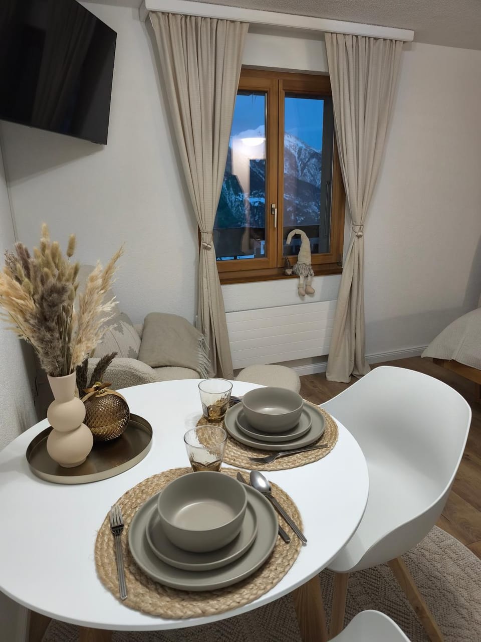 TV and multimedia, Living room, Seating area, Dining area