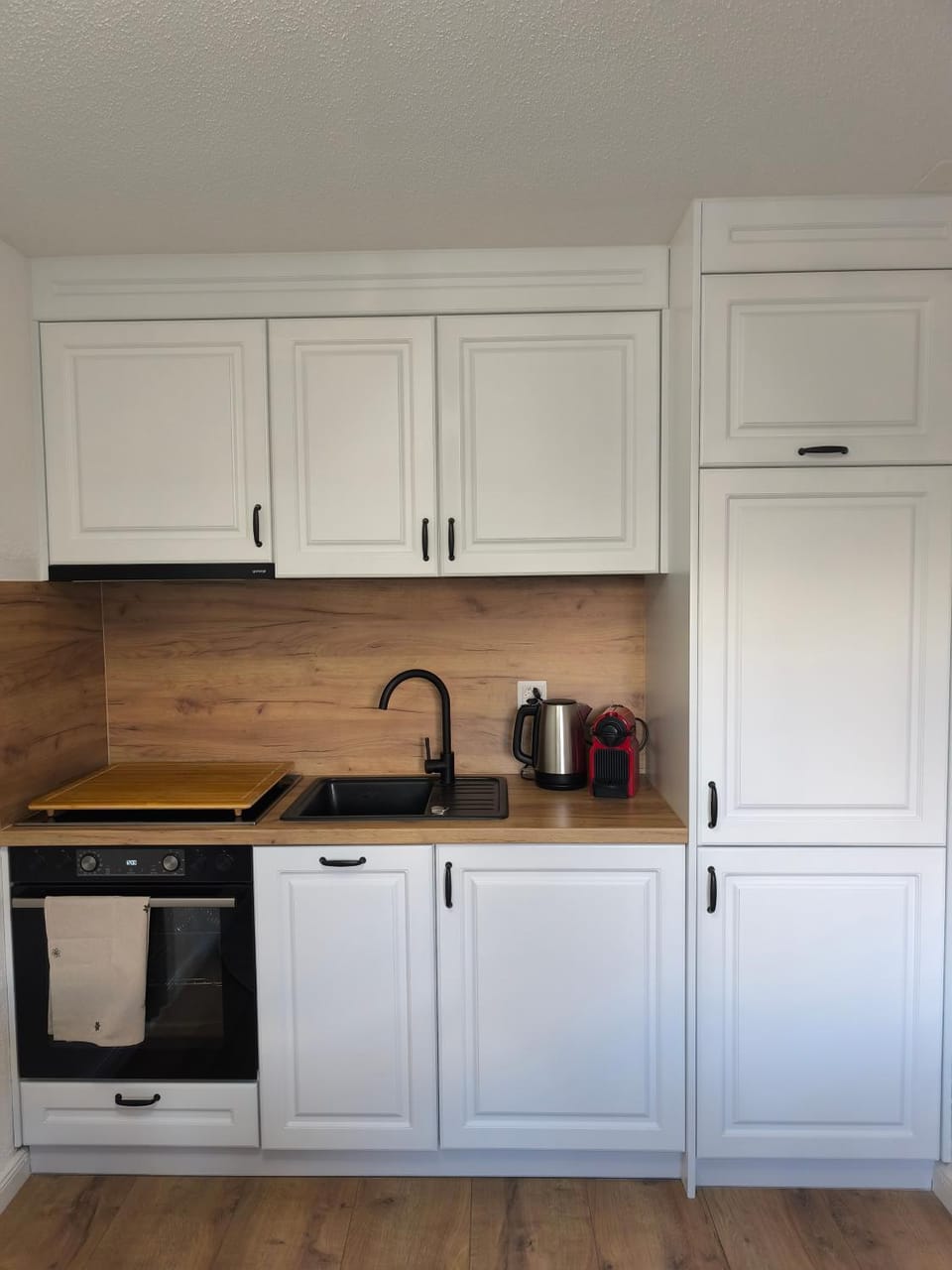 Coffee/tea facilities, Kitchen or kitchenette, stove