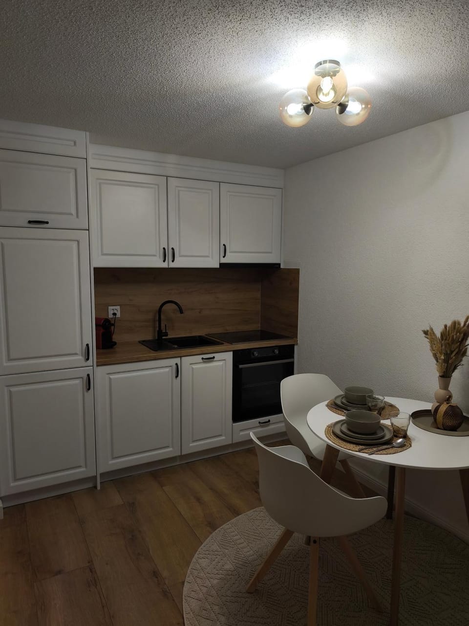 Kitchen or kitchenette, Dining area, stove