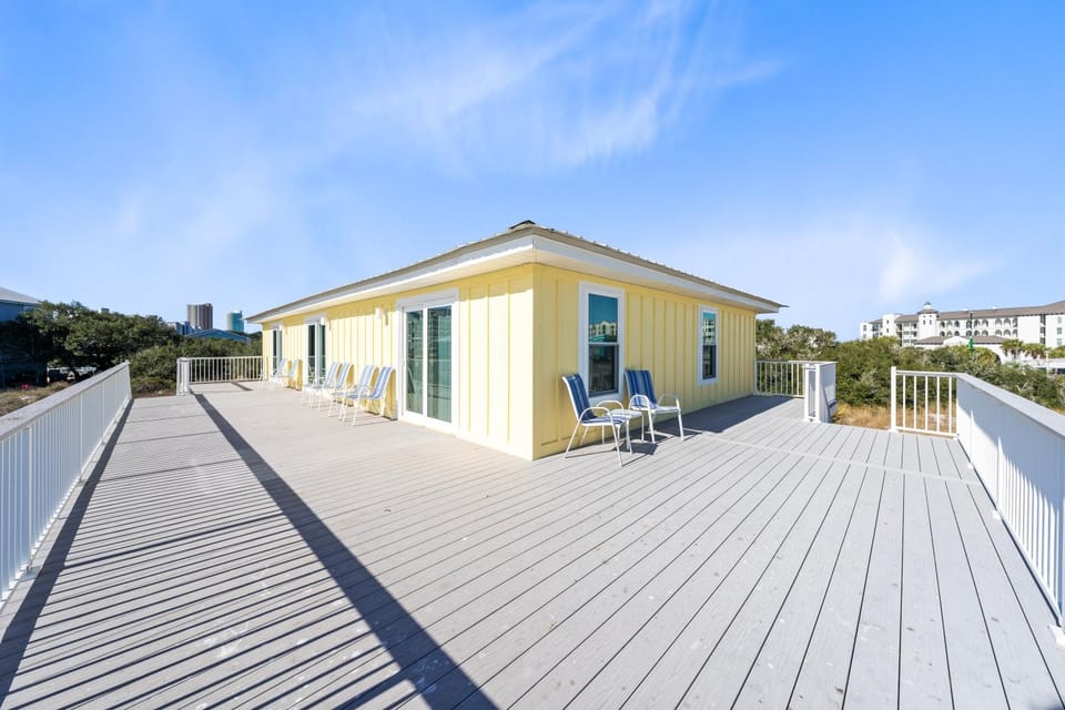 Property building, Patio, Day, Balcony/Terrace, Seating area