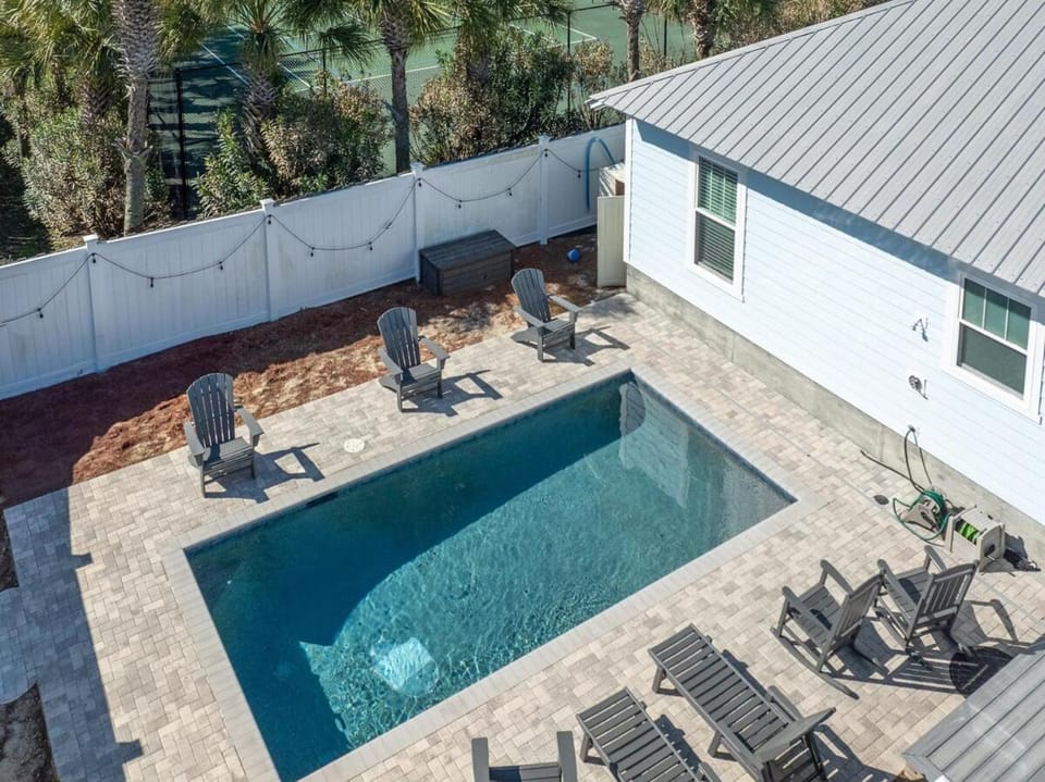 Property building, Patio, Day, Natural landscape, Pool view, Swimming pool, sunbed
