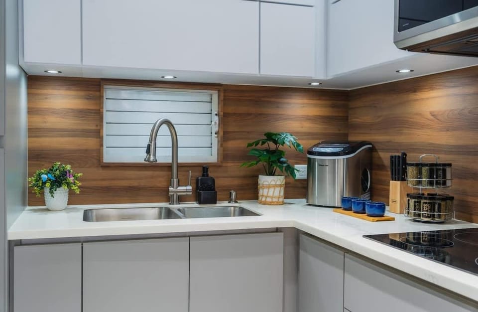Coffee/tea facilities, Kitchen or kitchenette, stove, kitchen