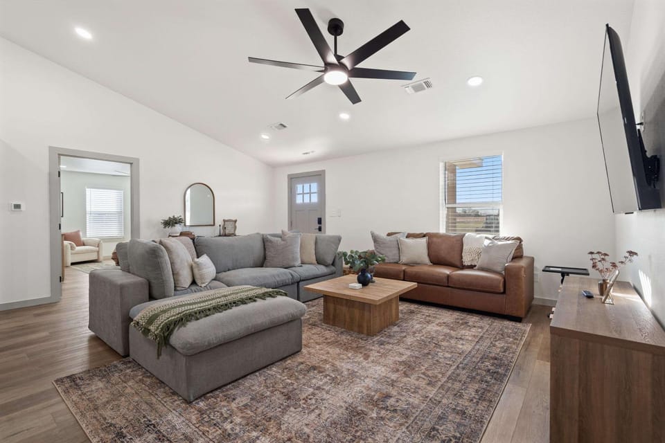 Communal lounge/ TV room, TV and multimedia, Living room, Seating area