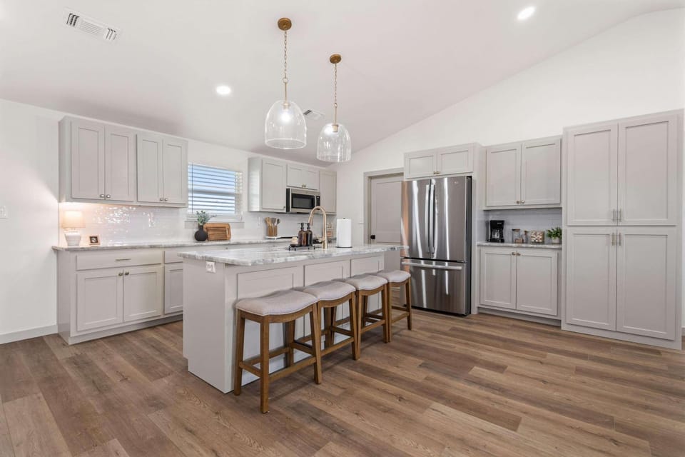 Coffee/tea facilities, Kitchen or kitchenette, Dining area, dishwasher, oven, stove