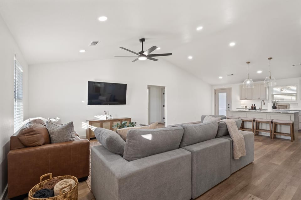 Communal lounge/ TV room, TV and multimedia, Living room