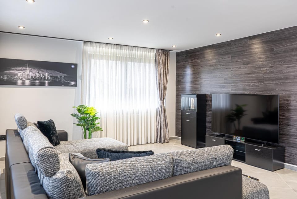 Communal lounge/ TV room, TV and multimedia, Living room