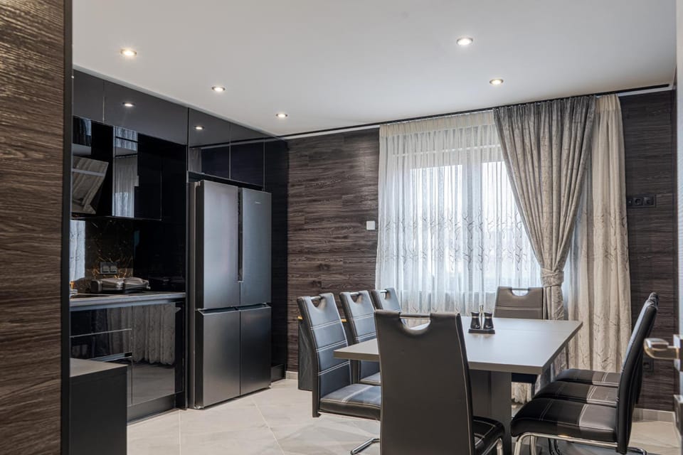 Kitchen or kitchenette, Seating area, oven