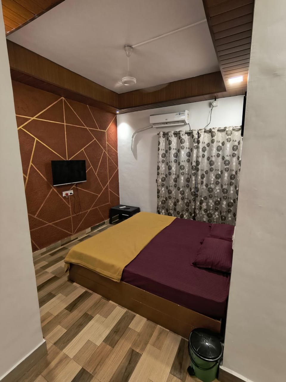 Bed, TV and multimedia, Photo of the whole room, Bedroom