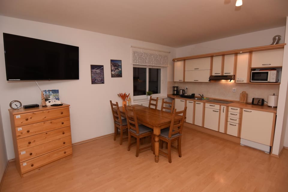 TV and multimedia, Kitchen or kitchenette, Dining area, stove